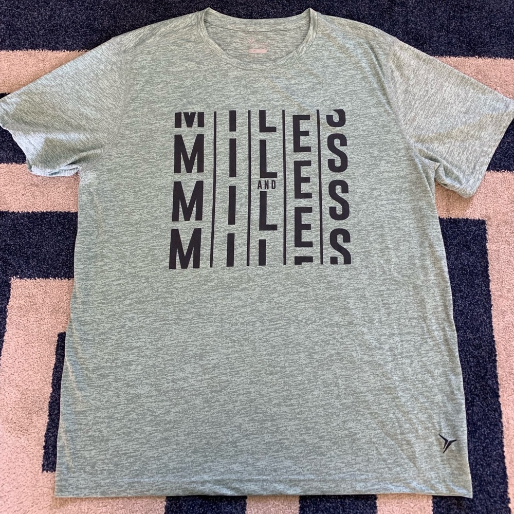 💚 2/$14 💚 Old Navy active t-shirt Size XL